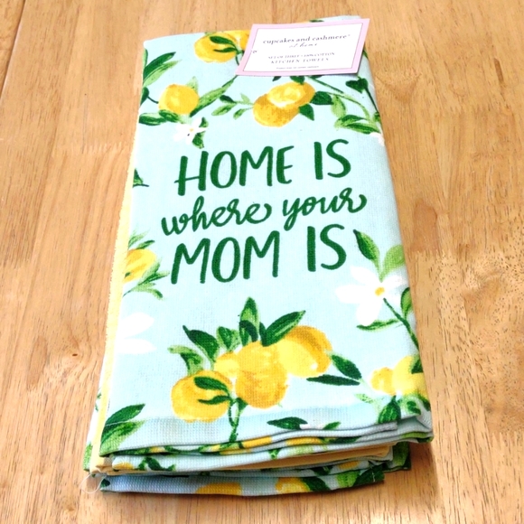 SET OF THREE 100 percent cotton Kitchen Towels Size 18x28 Cupcakes and Cashmere